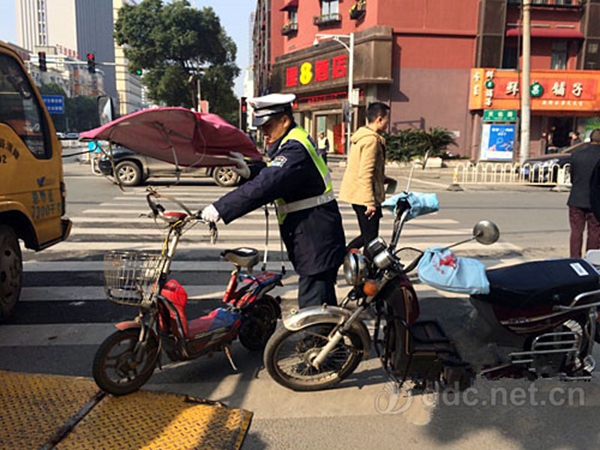 交警正在路口查处无牌电动车