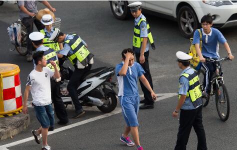 交警查处超标电动车.jpg