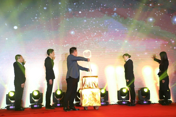 象征宇锋未来的金钥匙交到薛斌团队手中 象征宇锋未来的金钥匙交到薛斌团队手中
