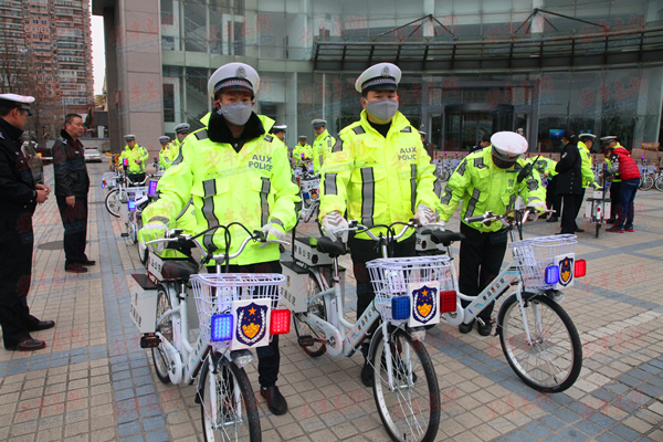 青岛交警电动车巡逻