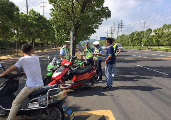 交警查扣违规电动车