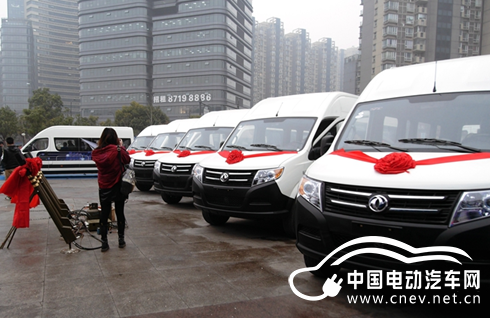 襄旅向杭州时空交付20辆御风电动汽车